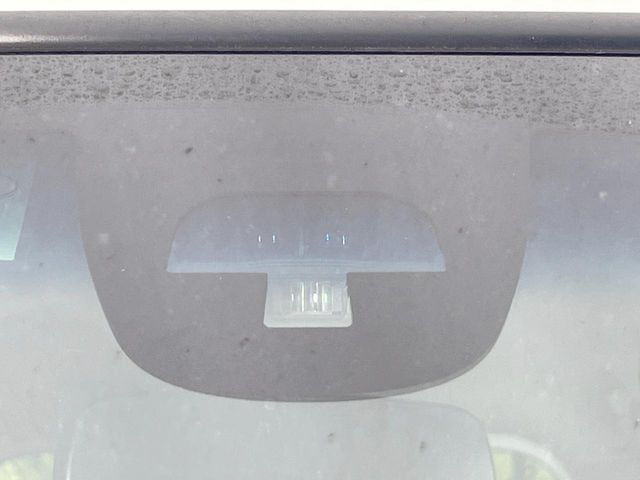 【衝突軽減装置】走行中に前方の車両等を認識し、衝突しそうな時は警報とブレーキで衝突回避と被害軽減をアシスト。より安全にドライブをお楽しみいただけます。