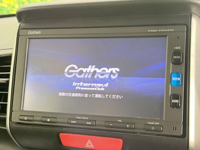 【純正ナビ】人気の純正ナビを装備しております。ナビの使いやすさはもちろん、オーディオ機能も充実！キャンプや旅行はもちろん、通勤や買い物など普段のドライブも楽しくなるはず♪