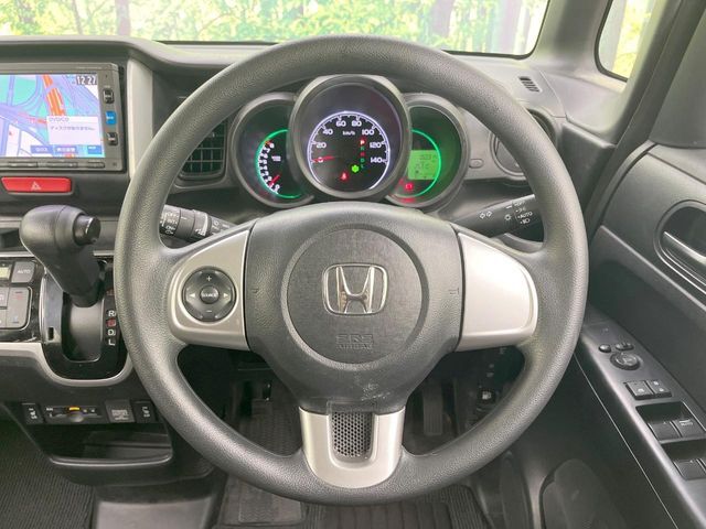 ステアリングも使用感が少なく、きれいな状態となっております♪