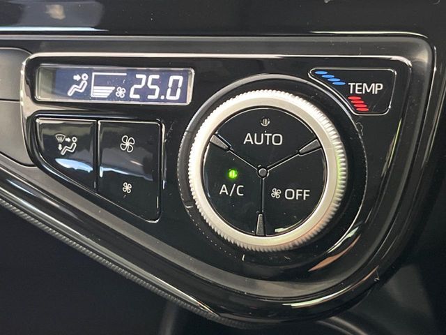 【オートエアコン】一度お好みの温度に設定すれば、車内の温度を検知し風量や温度を自動で調整。暑い…寒い…と何度もスイッチ操作をする必要はありません。快適な車内空間には必須の機能ですね♪
