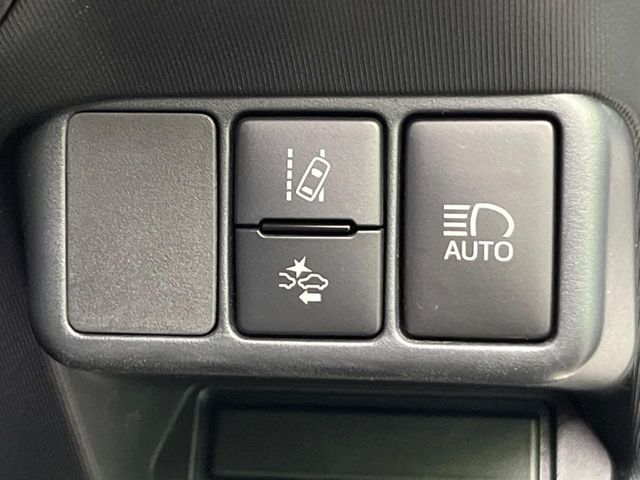 【プリクラッシュセーフティ】前方の車両等を検知し、衝突しそうな時は警報で注意を促し、ブレーキを踏む力をサポート。ブレーキを踏めなかった場合は衝突被害軽減ブレーキが作動、衝突回避をサポートします。