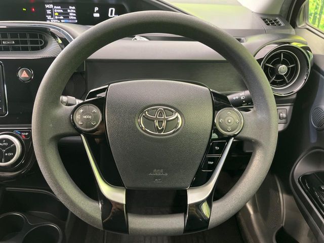 インテリアに合わせたデザインのステアリングは、運転される方のことも考え、運転しやすい形状、大きさです。是非一度、実際に触ってお確かめください。