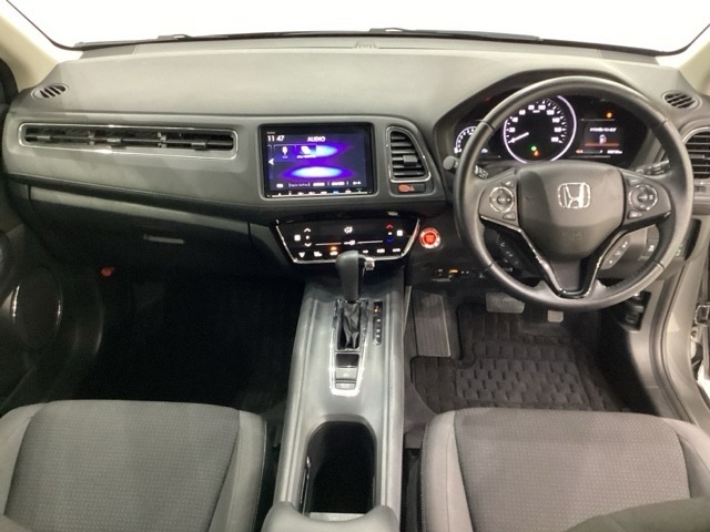 車内は光触媒抗菌消臭施工済です。インパネ周りはスタイリッシュなデザインです。グローブボックスやカップホルダーのほかにトレーなどたくさんの収納スペースが付いています。