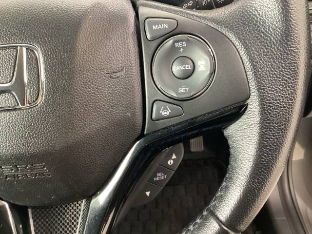 ハンドルにHondaセンシング系のクルーズコントロールやレーンキープアシストなどの操作スイッチが装備されています。ハンドルから手を離さず安全に操作できます。