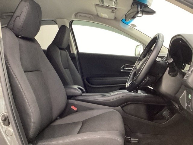 女性でも運転がしやすいように、シートの高さ調整機能（シートリフター）がついています。広い足元にゆったり座れるシートには肘掛も装備しており長距離の運転でも疲れにくいシートです。