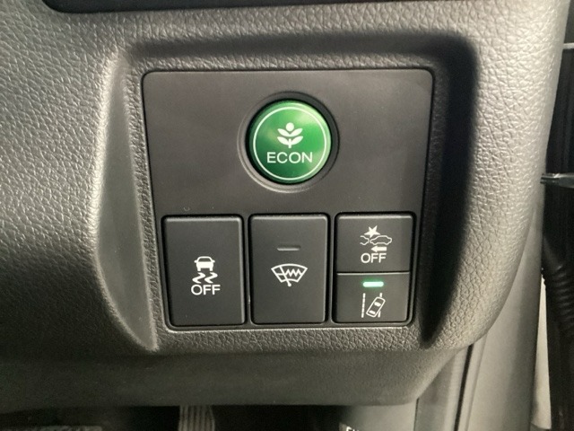 Hondaセンシング用の、VSA（ABS＋TCS＋横滑り抑制）解除とレーンキープアシストシステムのメインスイッチなどはハンドルの右側に装備しています。燃費に役立つECONボタンもここです。