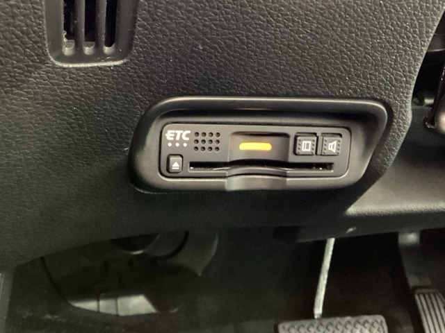 ハンドルの左下にETCがついています。高速道路の料金所の通過も楽々です！。　カードの取り出しもしやすい場所についています。
