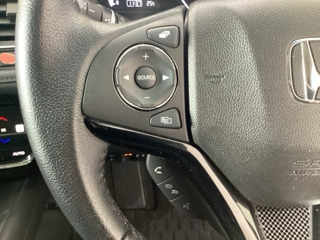 ステアリングスイッチがついていますので、オーディオのチャンネル変更、ボリューム、ジャンル変更が操作可能です。ハンドルから手を離さず安全に操作できます。