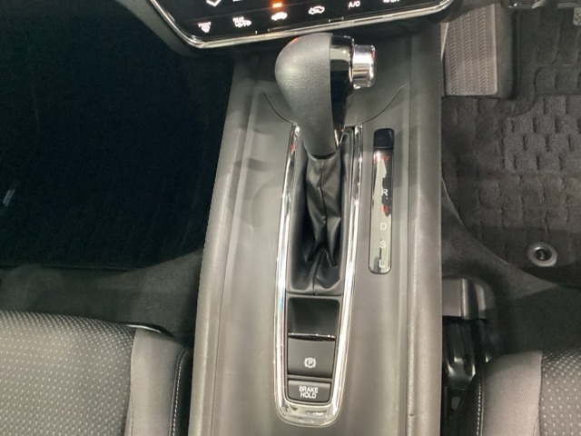 CVT車のセレクトレバーです。低速から高速まで、変速ショックのないスムーズな走りと、エンジン効率のよい領域を維持して燃費にも貢献します。サイドブレーキはスイッチ操作の電子制御パーキングブレーキです。