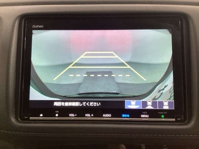 バックでの車庫入れも安心です！　リアカメラが付いているバックモニター付のナビを装備しております。操作線もついており距離感も画面から確認できます。