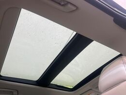 【サンルーフ】開放感たっぷりの希少装備、サンルーフが装着されています！車内に明かりを取り入れたり景色を楽しむ以外にも、車内の空気も簡単に換気できて快適です！
