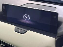 【12.3インチマツダコネクト】車内の雰囲気にマッチした大型ディスプレイ。スマホ接続でのナビ使用やBluetooth再生等、様々な機能が楽しめます。直感的なダイヤル操作が可能で、使い勝手も良好です。