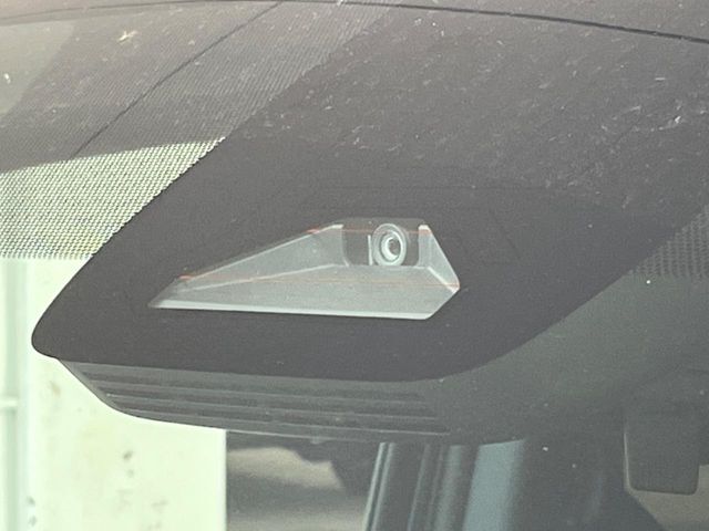 【トヨタセーフティセンス】走行中に前方の車両等を認識し、衝突しそうな時は警報とブレーキで衝突回避と被害軽減をアシスト。より安全にドライブをお楽しみいただけます。