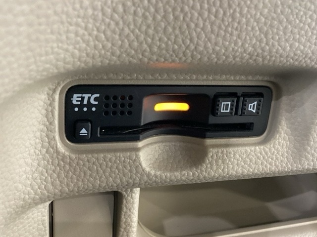 ハンドルの左下にETCがついています。高速道路の料金所の通過も楽々です。　カードの取り出しもしやすい場所についています。