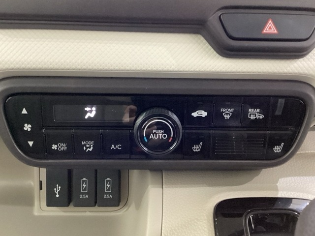 オートエアコンがついてますので、簡単操作で快適に過ごせます。リア熱線のスイッチの中にサイドミラーヒーターも入っています。パネル内のシートヒータースイッチは前席の左右別々に2段階で温度設定ができます。
