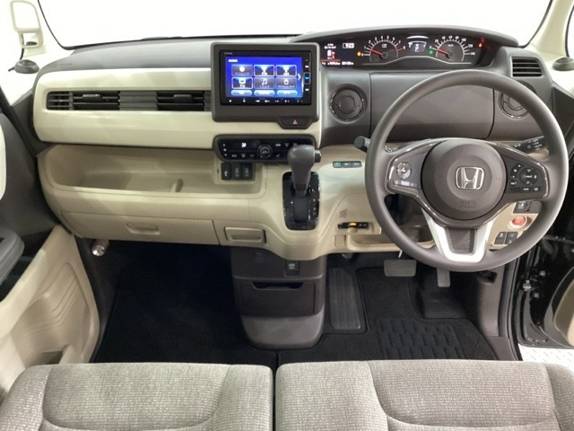 車内は光触媒抗菌消臭施工済です。インパネ周りはスタイリッシュなデザインで機能や装備も充実しています。グローブボックスやカップホルダーのほかにトレーなどたくさんの収納スペースが付いています。