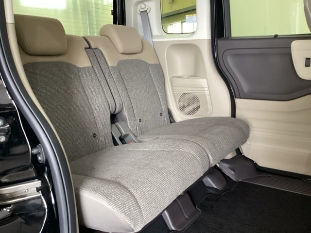 リアシートの背もたれは2段階の角度調節がついています。お好みの位置でゆったりお乗りいただけます。前後のシートスライドもできるので足元の広さも調整できます。