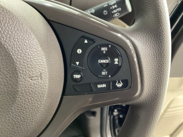 ハンドルにHondaセンシング系のクルーズコントロールやレーンキープアシストなどのスイッチが装備されています。ハンドルから手を離さず安全に操作できます。