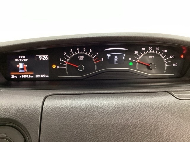 スピードメーターとタコメーターを大きく配した見やすいメーター部になっています。左側のインフォメーション画面でオドメーターや燃費などの情報を確認できます。