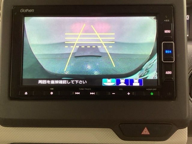 バックでの車庫入れも安心です！　リアカメラが付いているバックモニター付のナビを装備しております。操作線もついており距離感も画面から確認できます。