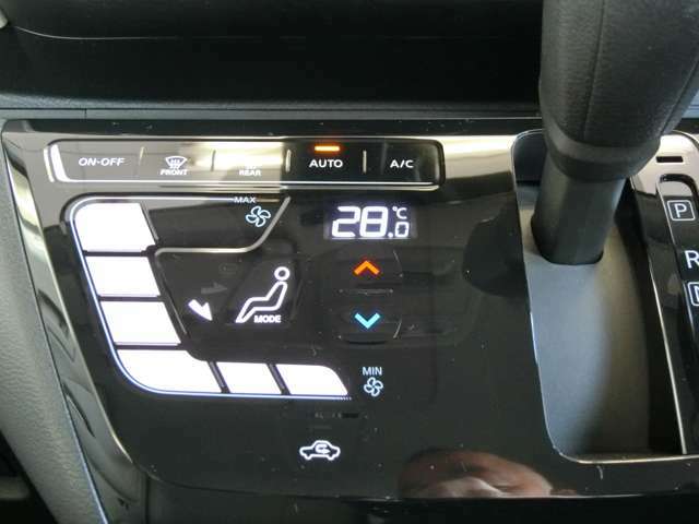 フルオートエアコンになっております。温度設定するだけで、快適な車内に！！