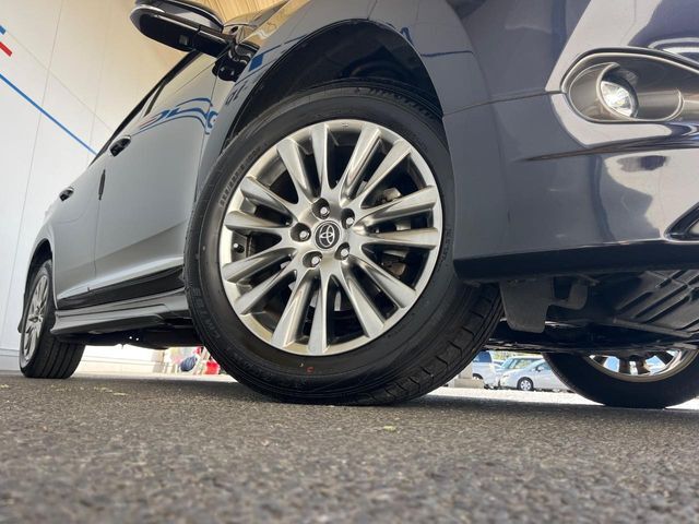 【純正18インチアルミホイール】外観にマッチした純正アルミホイールを装着しております。各種社外アルミホイールや、スタッドレスタイヤも取扱いしております。是非ご相談ください♪
