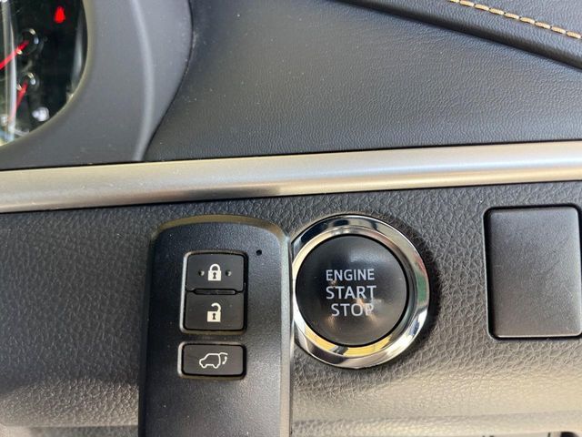 【スマートキー】カバンやポケットに入れたままでもドアの施錠・解錠が可能なスマートキーを装備。エンジンのオン・オフ時もカギを取り出す必要が無いからとっても便利です♪