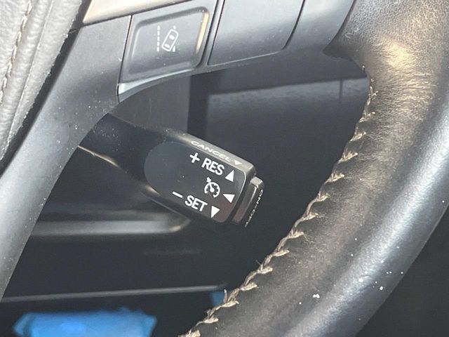 【クルーズコントロール】高速道路もラクラク走行。アクセルを離しても一定速度で走行ができ、長距離運転時の負担を軽減！加速・減速も簡単なスイッチ操作で調整できます。