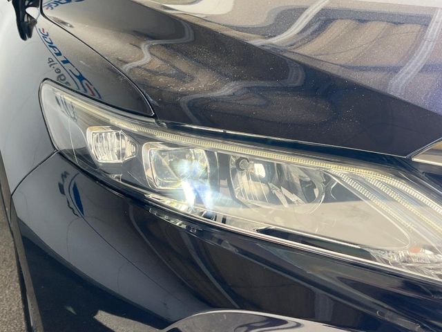 【LEDヘッドライト】悪天候や夜間走行時も良好な視界を確保し安心して運転できる高輝度LEDヘッドライトを装備！点灯速度が早く、消費電力も抑えられています。