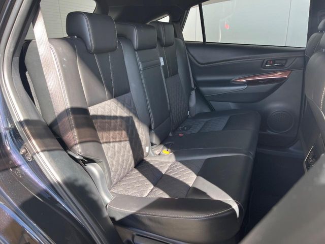 後部座席も気になるようなキズ・汚れやへたり等、大きなダメージはなく、良好な状態です。