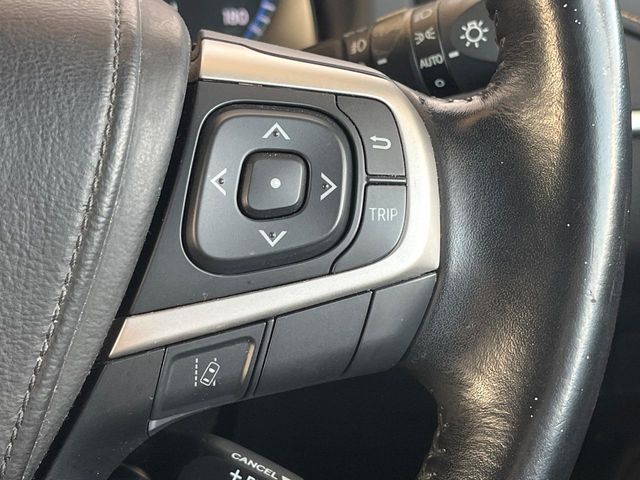 【レーントレーシングアシスト】高速道路走行時、車線からはみ出しそうになるとレーンの中央を走るようにステアリング操作をアシスト。より安全な運転をサポートしてくれます！