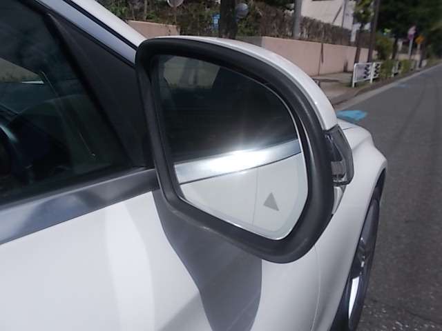 ブラインドスポットモニター装備：走行中に後側方レーダーセンサーにより隣の車線を走行する車両をレーダーで検知し、死角エリアに車両があれミラーミラーレンズが点灯してドライバーに検知を知らせる機能