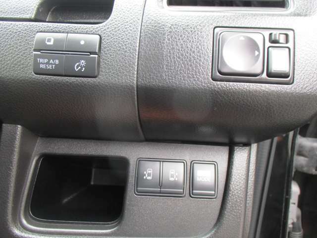運転席から後部電動ドアの操作が可能です。