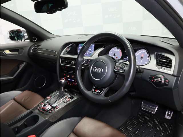 ■専用ステアリングホイール　■カーボンアトラスデコラティブパネル　■S4スカッフプレート　■スマートキー