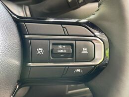 【アダプティブクルーズコントロール】高速道路での長距離走行が楽に！！自動で速度を保つクルーズコントロールが、衝突軽減システムと連携し、前方の車両を感知して車間を保つように速度調節してくれます！！