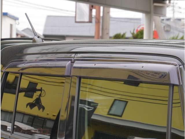 【サイドバイザー付き】雨の日も気にせず換気が可能です☆新車購入時につける方の多いオプションがしっかりついてます☆