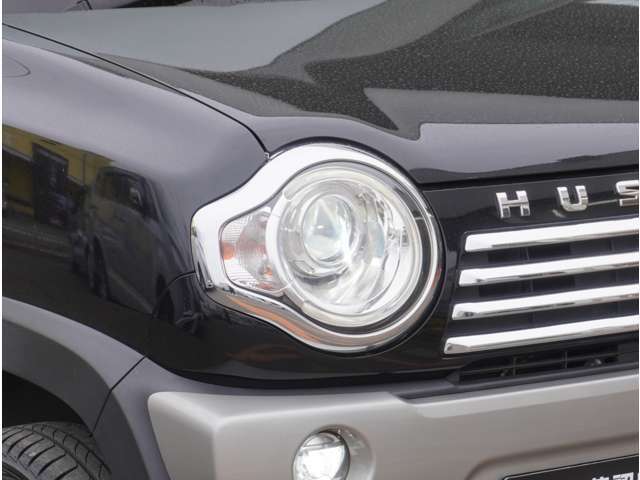 【HID（ディスチャージヘッドライト）】従来のハロゲンヘッドライトと比較して、青白く太陽光に近い明るさですので、夜間走行も安心です！