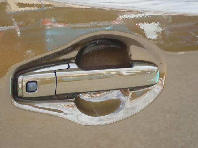 常時60台以上の在庫を展示しています。軽自動車を中心に人気の小型車もお任せください