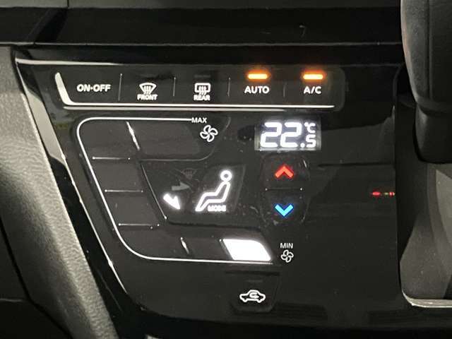 段差のないパネルスイッチのオートエアコン付きです。予め温度設定すれば後はセンサーが感知して設定温度を保ってくれますので快適なドライブが楽しめます。雨の日のガラスの曇りもなく安全な運転ができます。