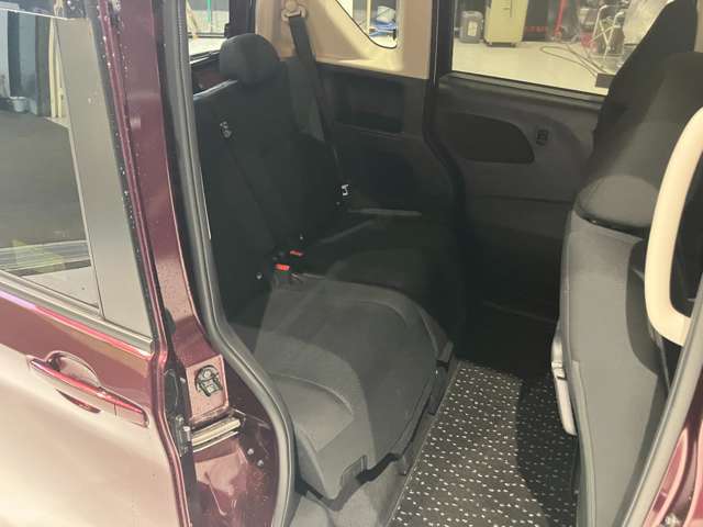 後部座席です。後席も大人の方でもゆったり乗れるスペースを確保♪足元も深くシートのクッションも柔らかくロングドライブの疲労を軽減してくれます♪