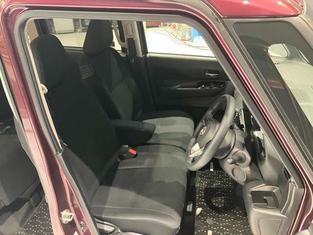 運転席、助手席です。座面も広くゆったりと座れてアームレストも付いているので重宝します。