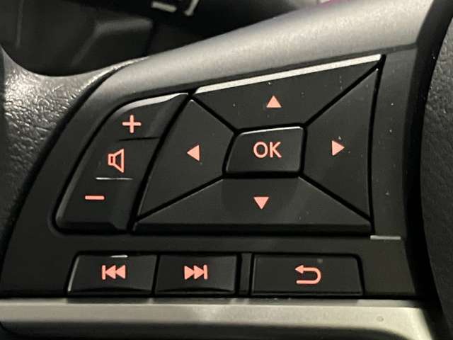 ステアリングスイッチで、目線を逸らさずオーディオの操作やメーター内のディスプレイの変更ができます。