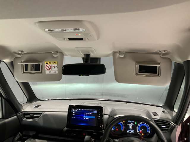 両席のサンバイザーにはバニティーミラーも付いています。身だしなみチェックには欠かせません。