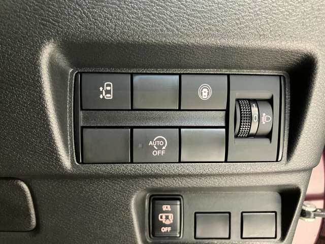 安全装備に関するボタンは運転席周りにまとめて設置されています