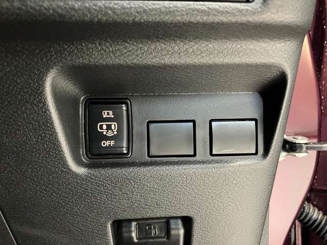 スライドドアの操作ボタンも同様に運転席周りにまとめて設置されて　ます