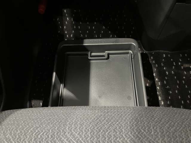 助手席の下にはトレーが付いていますので外部からも見られたくないものも収納出来ます。