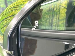 【ブラインドスポットインフォメーション】走行中、ドアミラーの死角になりやすい箇所に後続車が接近するとサイドミラー付近に警告を表示、ドライバーに注意喚起をしてくれます。