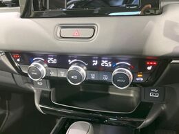 【左右独立型フルオートエアコン】運転席と助手席でそれぞれお好みの温度に設定可能。同乗者にも配慮した、快適な空調をお届け致します。