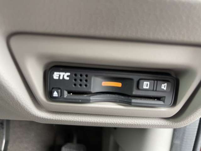 「ETC」こちらも今や当たり前の装備ETC。高速道路でも料金所で並ばなくていい。しかもETC特別料金も適用されてお財布にも易しい。高速道路でもスマートに。。。