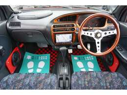 ★内装コンディションも良好となっております！　MOMOステアリングへ交換がされておりますのでよりクラシカルな内装となっております♪